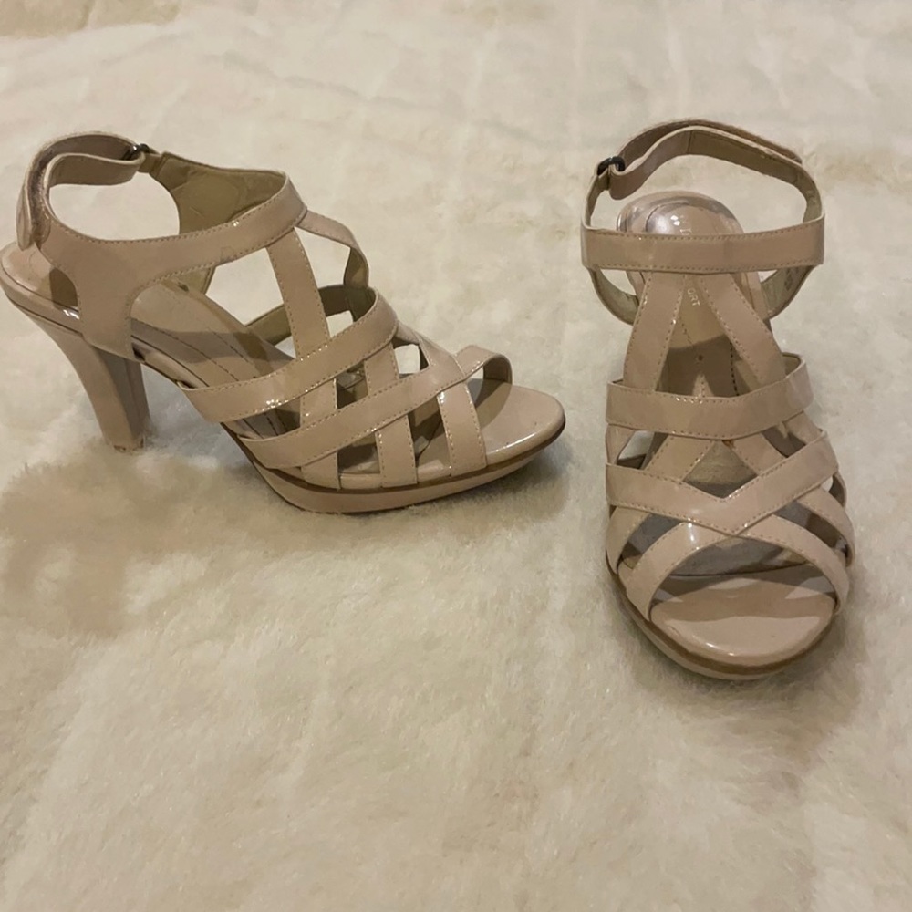 Naturalizer size 6.5 patent leather nude platform heel